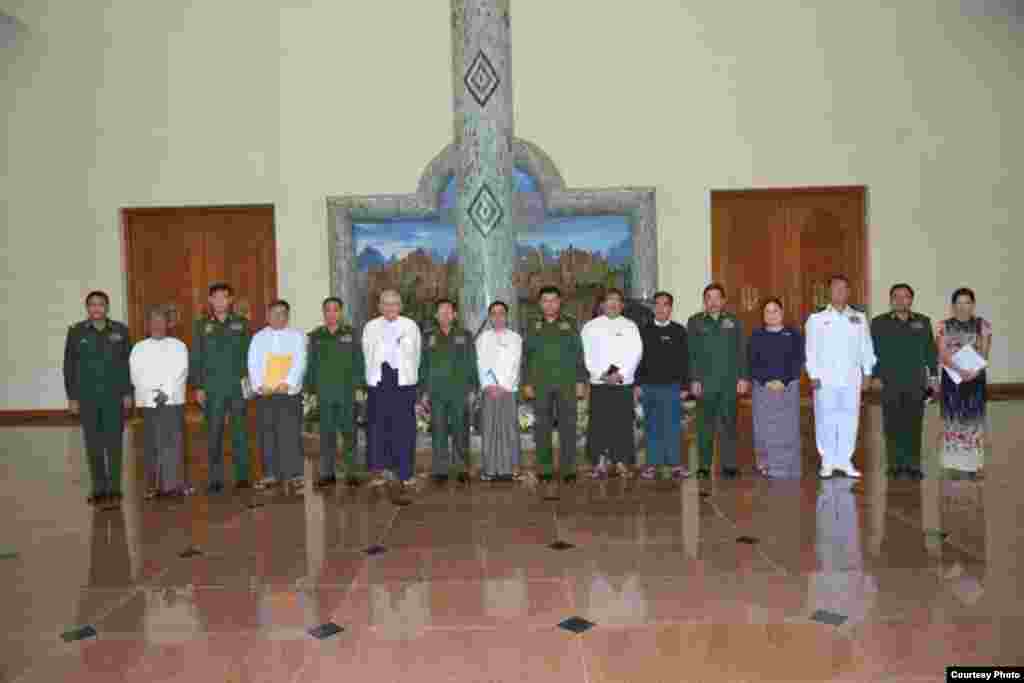 တပ်မတော်ကာကွယ်ရေးဦးစီးချုပ် ဗိုလ်ချုပ်မှူးကြီး မင်အောင်လှိုင်နဲ့ မြန်မာနိုင်ငံ စာနယ်ဇင်းကောင်စီ (ယာယီ) တို့တွေ့ဆုံ (ဓာတ်ပုံ - ဗိုလ်ချုပ်မှူးကြီး မင်အောင်လှိုင်ဖေ့ဘုတ်စ်)