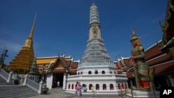 ဘန်ကောက်မြို့Grand Palace မှာ လာရောက်လည်ပတ်သူ ကမ္ဘာလှည့်ခရီးသည်တဦး။ (နိုဝင်ဘာ ၂၉ ၊၂၀၂၁)