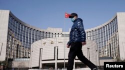 一名男子走過北京的中國人民銀行總部。（2020年2月3日）