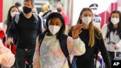 参加东京奥运会的美国女子体操队员抵达东京成田国际机场（2021年7月15日）