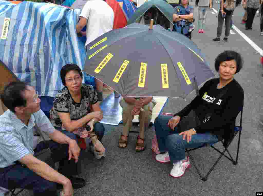 數以千計港人在金鐘佔領區舉傘默立87秒,紀念佔領運動滿月(美國之音海彥 拍攝)