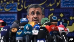 Mantan Presiden Mahmoud Ahmadinejad berbicara dengan media setelah mendaftarkan namanya sebagai calon pada pemilihan presiden 18 Juni di markas pemilihan Kementerian Dalam Negeri di Teheran, Iran, Rabu, 12 Mei 2021. (Foto: AP)