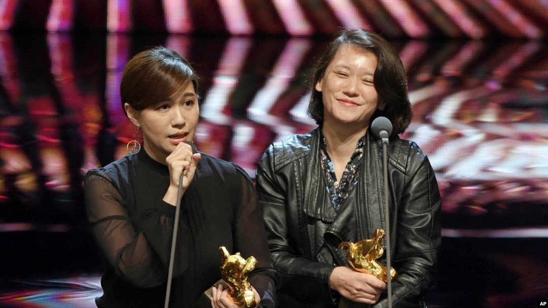 在台灣台北舉行的第55屆金馬獎典禮上，台灣導演傅榆（左）以《我們的青春，在台灣》獲最佳紀錄片獎，發表獲獎感言（2018年11月17日）。）