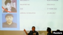 Kepala Kepolisian Kerajaan Malaysia Khalid Abu Bakar (tengah) memberikan keterangan kepada pers dengan menunjukkan gambar warga Korut Kim Uk-il terkait pembunuhan Kim Jong-nam, di markas besar kepolisian di Kuala Lumpur, Malaysia, 22 Februari 2017. (REUTERS/Athit Perawongmetha).
