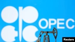 석유수출국기구(OPEC) 로고와 석유굴착기 모형.