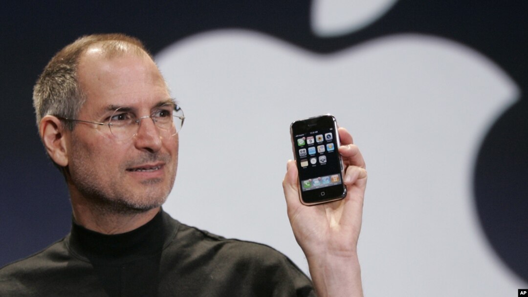 ပထမဆုံး iPhone ကို Apple CEO Steve Jobs က ၂၀၀၇ ဇန်နဝါရီလ ၉ ရက်နေ့က MacWorld ညီလာခံမှာမိတ်ဆက်စဉ်