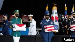 美国和韩国军人共同在夏威夷珍珠港-希卡姆联合基地举行仪式，将韩战期间的韩军阵亡者遗骸送归故国。(2021年9月22日)