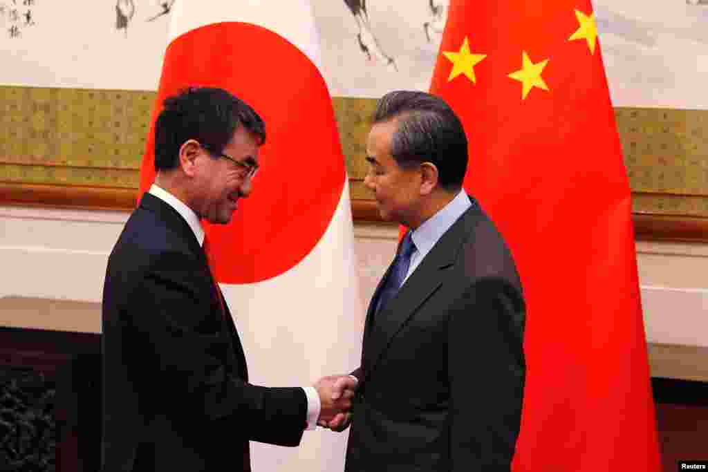 中国外长王毅2018年1月28日在北京会见到访的日本外相河野太郎。王毅称中方肯定日方希望改善两国关系的强烈愿望,但希望日方“不松动,不后退,把口头表态转化为实实在在的行动”。他还说,中日关系处在关键时期,既有积极进展,也面临不少干扰和阻碍。