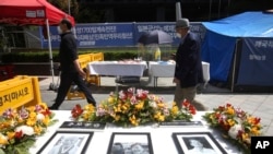 資料照片：2021年4月21日，週三，已故南韓慰安婦的肖像在韓國首爾的日本大使館附近展出。 （美聯社）