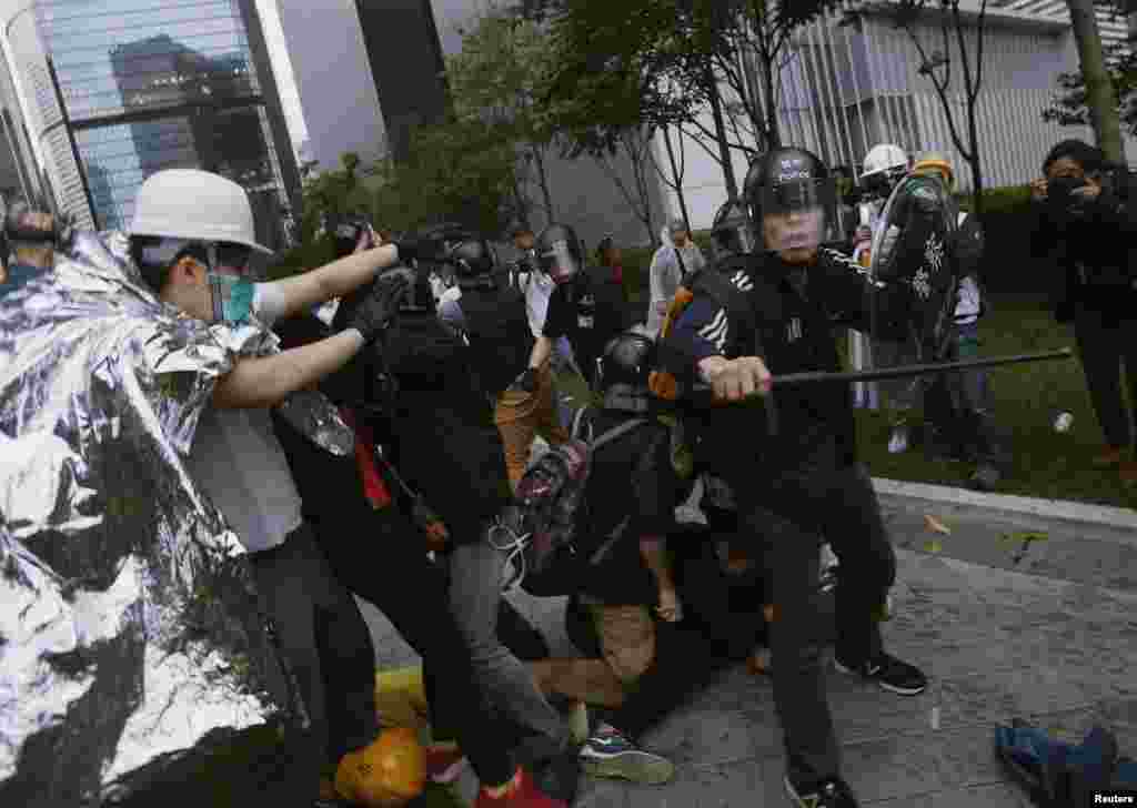 政府总部外发生冲突,防暴警察阻止亲民主示威者接近