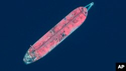 Foto satelit yang dirilis oleh Maxar Technologies ini menunjukkan tanker FSO Safer bersandar menuju pelabuhan Ras Issa di Yaman, pada 17 Juni 2020. (Foto: Maxar Technologies via AP)