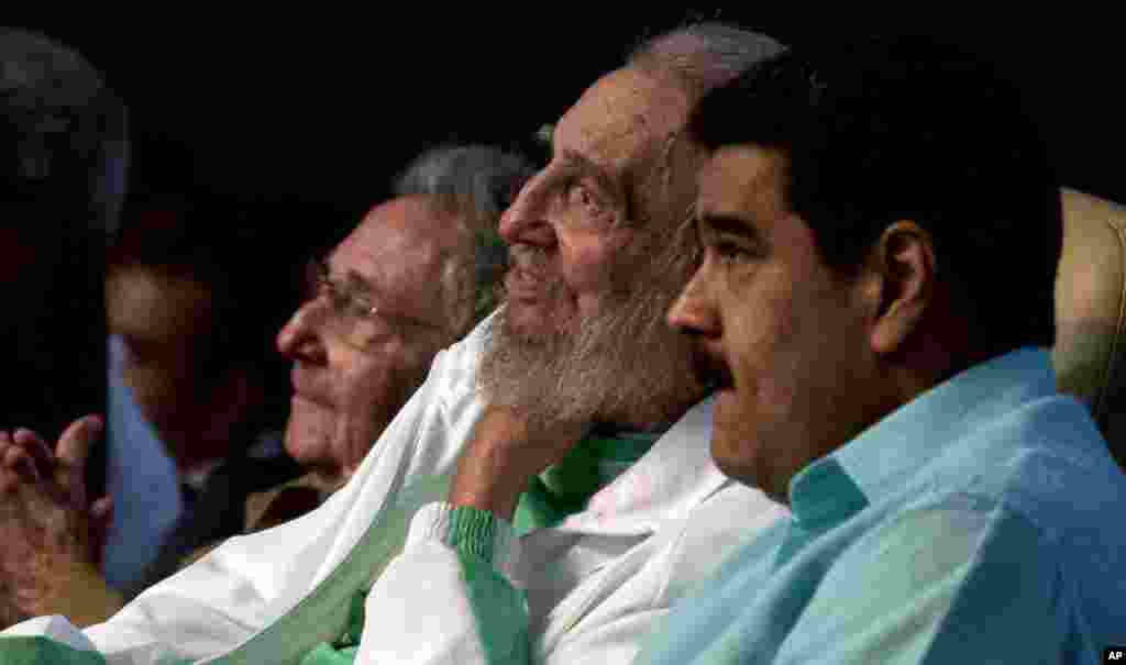  Fidel Castro, centro, na gala pelos seus 90 anos, acompanhado pelo presidente cubano Raul Castro (esq) e presidente venezuelano, Nicolas Maduro (dir), no teatro "Karl Marx" em Havana, Cuba, 13 Agosto 2016.