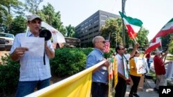 تجمع اعتراضی در برابر یکی از مراکز رای‌گیری انتخابات ریاست جمهوری ایران در سندی اسپرینگز،‌ ایالت جورجیا (جمعه ۲۸ خرداد) 