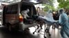 Suasana simulasi penanganan pasien terjangkit virus Corona n-CoV 2019 di RS Dr. Moewardi Solo, Jumat, 31 Januari 2020. (Foto: VOA/Yudha)