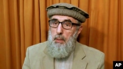 آقای حکمیتار در ۱۵ سال گذشته، به صورت مسلحانه بر ضد حکومت افغانستان فعال بود، اما حالا به روند صلح آن کشور پیوسته است. 