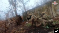 Tentara Rusia sedang bertempur di luar Vuhledar, wilayah Donbas, Ukraina, Jumat, 27 Desember 2024. (Foto: Russian Defense Ministry Press Service via AP)