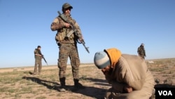 Kombatan Pasukan Demokratik Suriah (SDF) menangkap seorang anggota ISIS.