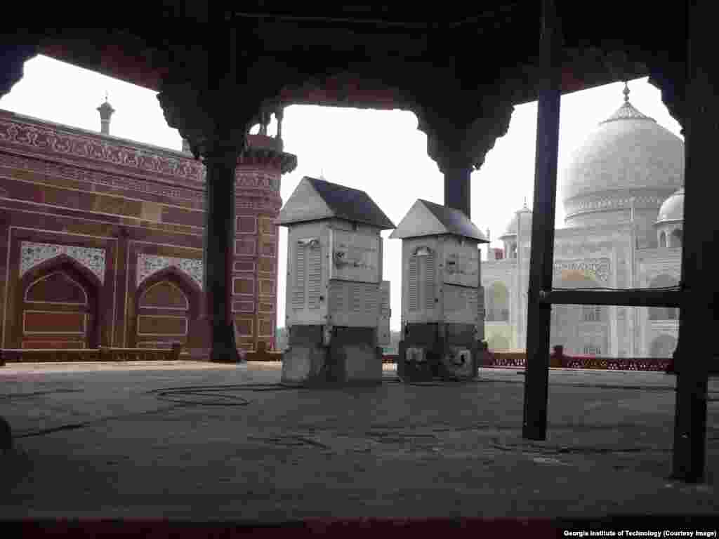 Peralatan pengujian udara di kompleks Taj Mahal digunakan untuk menentukan apa yang menyebabkan perubahan warna struktur bangunan tersebut. 