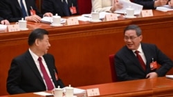 2024年3月5日，中國國務院總理李強（右）在中國人大開幕式上做完工作報告後與中國國家主席習近平（左）交談。