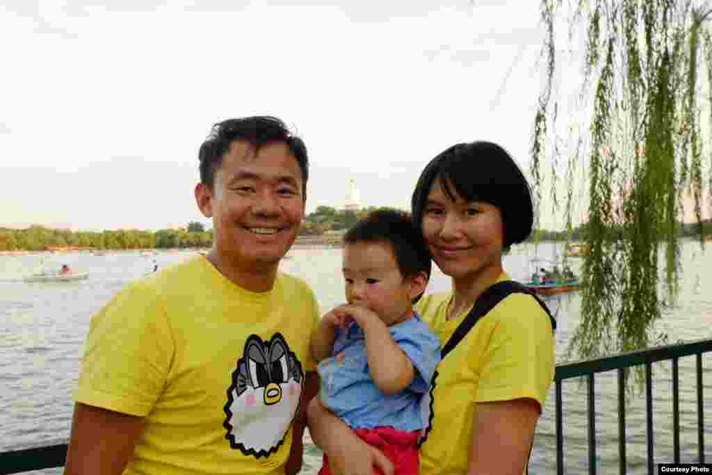 Family photo of Wang Xiyue and wife Hua Qu in Beihai Park, Beijing, China.
