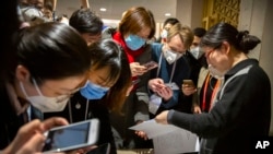 Para wartawan yang meliput jumpa pers mengenai wabah virus korona, mengenakan masker, di Beijing, China, 26 Januari 2020. 