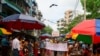 Demonstran anti kudeta membawa spanduk yang bertuliskan "Kami Mendukung NUG" yang merujuk pada kesatuan pemerintahan nasional dalam sebuah demonstrasi di Yangon, Myanmar, pada 17 April 2021. (Foto: Associated Press)