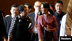 Menteri Luar Negeri Indonesia Retno Marsudi berbicara dengan Konselor Negara Myanmar Aung San Suu Kyi usai menghadiri pertemuan menteri luar negeri ASEAN mengenai isu Rohingya, di Yangon, Myanmar (19/12). (Reuters/Soe Zeya Tun)