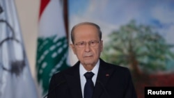 Presiden Lebanon Michel Aoun memberikan pidato dari istana kepresidenan di Baabda, Lebanon, Minggu, 30 Agustus 2020. (Foto: Reuters)