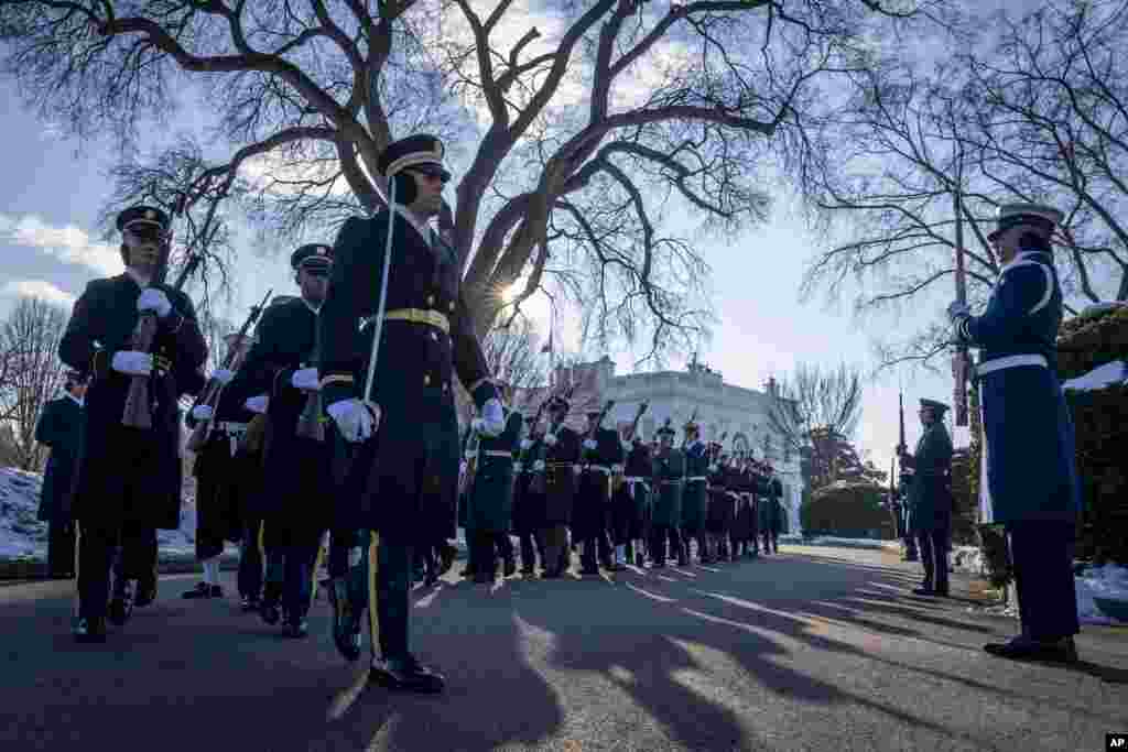 Manm Gad Donè militè Etazini an patisipe nan yon parad pandan repetisyon pou envestiti prezidansyèl la, sou gazon No Lamezonblanch nan Washington, 12 Janvye 2025.