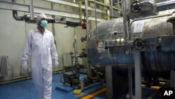 Seorang teknisi Iran berjalan melalui Fasilitas Konversi Uranium di luar Kota Isfahan, selatan Ibu Kota Teheran, Februari 2007. (Foto:Dok)