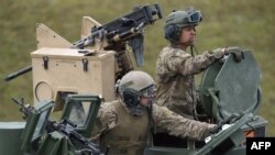 Tentara AS di Grafenwoehr, Jerman (foto: dok). Amerika Serikat menarik hampir 12.000 tentara dari Jerman.