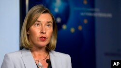 Kepala Kebijakan Luar Negeri Uni Eropa Federica Mogherini dalam konferensi pers seusai pertemuan EU3 dan Iran di markas besar EEAS, Brussels, 11 Januari 2018.