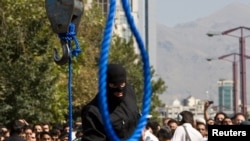 Seorang petugas polisi Iran bersiap untuk menjalankan eksekusi hukuman mati di Teheran, Iran, pada 2 Agustus 2007. (Foto: Reuters)