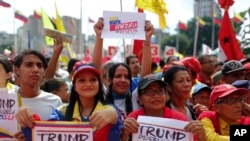 Provladini demonstranti drže transparent sa porukom "Trampu, odblokiraj Venecuelu", tokom protesta protiv sankcija SAD, u Venezueli, 7. avgusta 2019.
