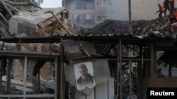 Fotografija ubijenog iranskog generala Kasema Sulejmanija u ruševinama iranskog konzulata u Siriji (REUTERS/Firas Makdesi)
