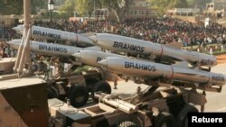 Rudal jelajah supersonik Brahmos India terlihat saat parade Hari Republik di New Delhi, India, 23 Januari 2006. (Foto: REUTERS/Kamal Kishore)