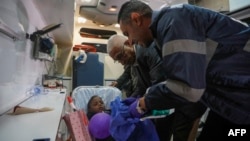 Seorang petugas medis Mesir membantu pasien anak-anak asal Palestina yang dievakuasi dari Gaza melalui penyeberangan di Rafah, saat mereka tiba di Rumah Sakit Umum al-Arish di provinsi Sinai, Mesir, pada 1 Februari 2025. (Foto: AFP/Kerolos Salah)