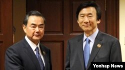 윤병세 외교부 장관과 왕이 중국 외교부장이 30일 오후 브루나이 반다르 세리 베가완 국제컨벤션센터에서 열린 한중 외교장관 회담에서 악수하고 있다. 