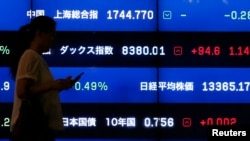 Layar yang memperlihatkan indeks-indeks pasar di Tokyo. 