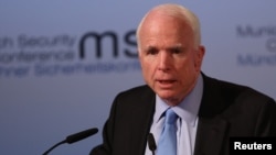 Senator AS, John McCain berbicara dalam pembukaan Konferensi Keamanan Munich yang ke-53 di Munich, Jerman (17/2). (foto: REUTERS/Michael Dalder)
