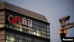 商湯集團在上海的辦公樓與附近的監控攝像頭（2021年12月13日）