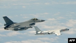 台灣F16戰機監控伴飛在台灣南部巴士海峽上空飛行的中國空軍H-6K轟炸機。 (2018年5月11日)