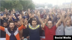 Para pekerja perkebunan tebu yang memulai unjuk rasa di Shush, Iran, 5 November 2018. Dua pemimpin unjuk rasa yang ditahan karena dugaan pelanggaran keamanan adalah Moslem Armand (kiri) dan Ismail Bakhshi (kedua dari kiri).
