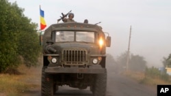 Truk yang dikendarai pemberontak pro-Rusia di kota Krasnodon, Ukraina bagian timur (17/8)
