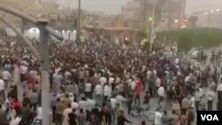 Ratusan pengunjuk rasa berkumpul di Kota Khorrahshar, di barat daya Iran, 29 Juni 2018, mengecam para pejabat pemerintah Iran yang tidak becus menangani kelangkaan pasokan air. Warga harus mengonsumsi air minum yang payau dan tercemar.