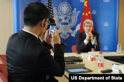 中国记者给克里国务卿照相（美国国务院网站照片）