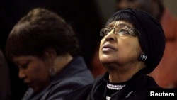 Vini Madikiziela-Mandela, bivša žena bivšeg južnoafričkog predsednika Nelsona Mandele i ćerka Zindzi na molitvi za Mandelu u crkvi u Johanesburgu.
