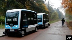 ARSIP - Mobil ulang-alik nirpengemudi yang diproduksi oleh EasyMile sebagai bagian dari sebuah eksperimen di Paris, Jumat, 17 November 2017 (foto: AP Photo/Christophe Ena)