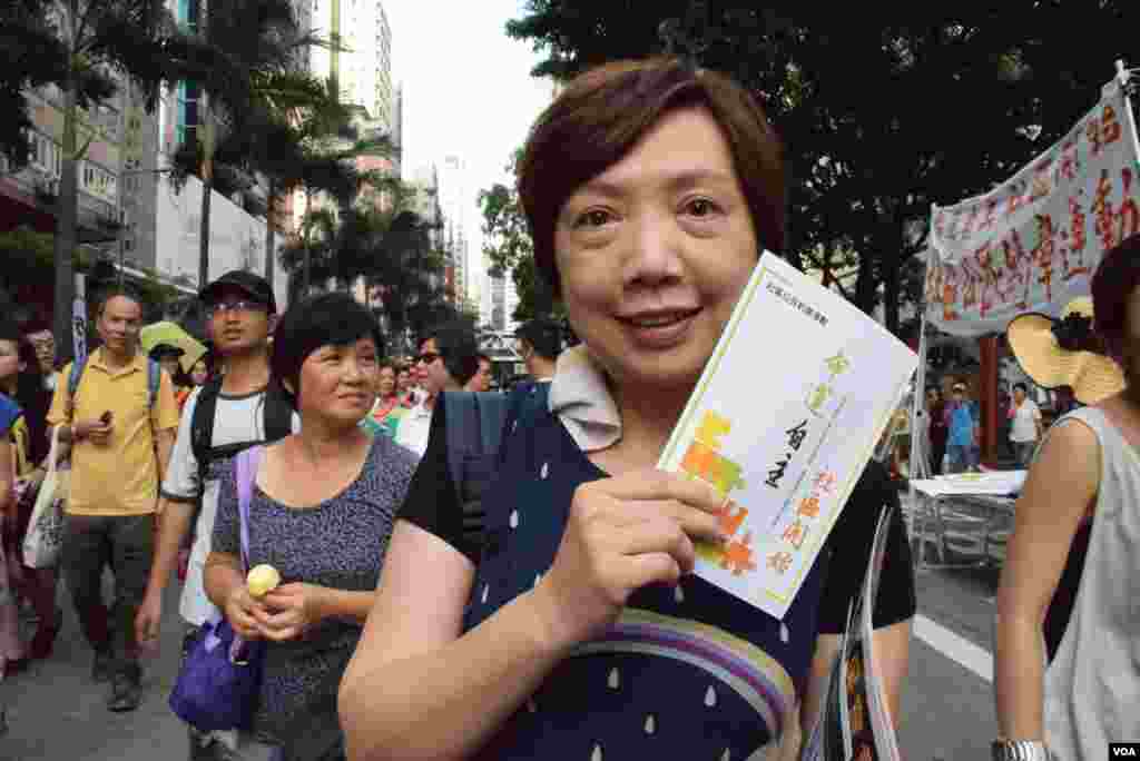 參與7-1遊行簽署社區公民約章的Christy表示,應該將雨傘運動精神帶到社區。(美國之音湯惠芸拍攝)