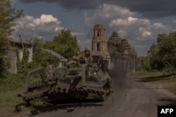 Prajurit Ukraina mengoperasikan kendaraan militer lapis baja di jalan dekat perbatasan dengan Rusia, di wilayah Sumy, Ukraina, pada 14 Agustus 2024. (Foto: AFP)